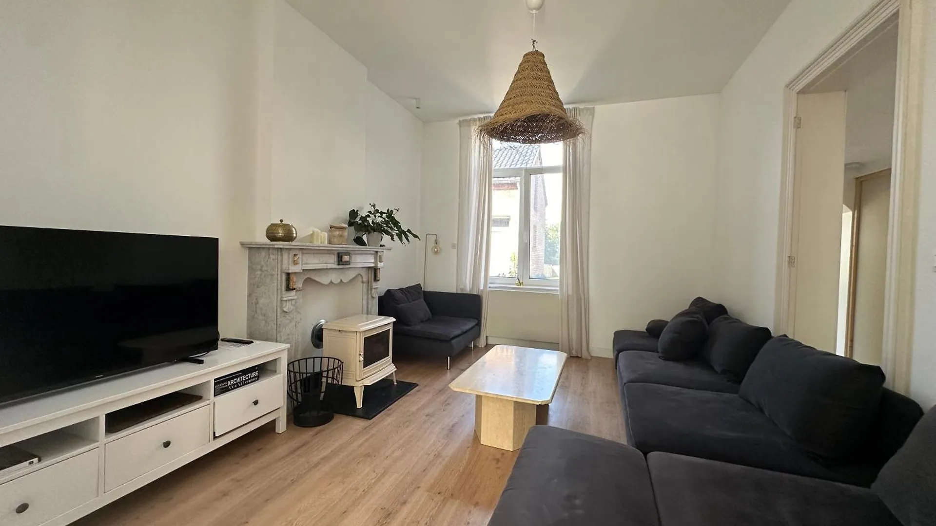 Ladar House Apartment Frasnes-lez-Gosselies Homestay